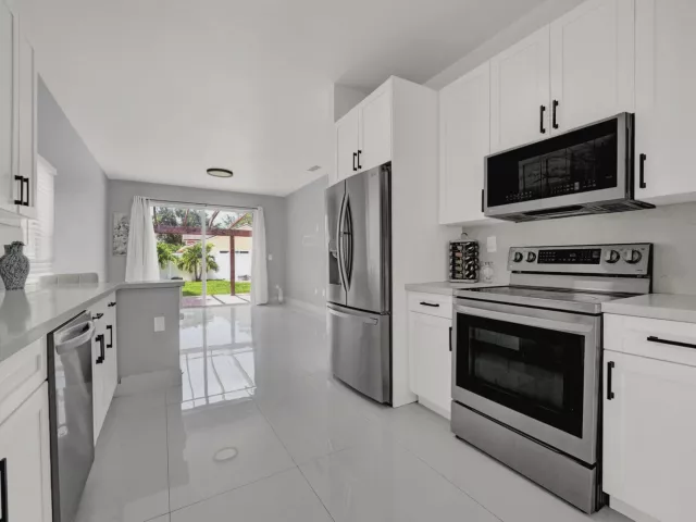 Продажа дома по адресу 17021 NW 10TH Street - фото 8948810