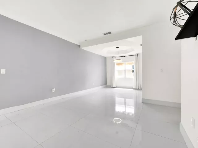 Продажа дома по адресу 17021 NW 10TH Street - фото 8948817