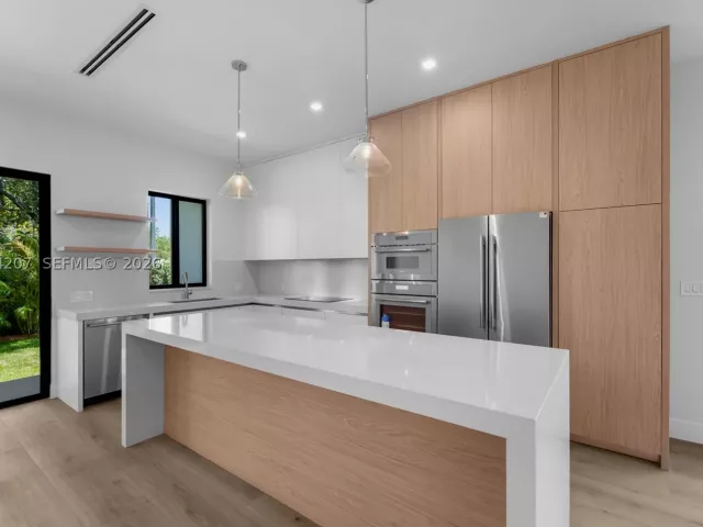 Продажа дома по адресу 2735 SW 23rd Ter - фото 9343633