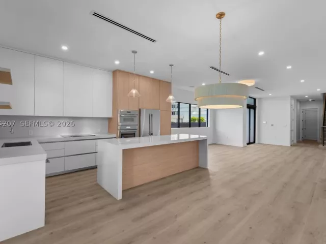 Продажа дома по адресу 2735 SW 23rd Ter - фото 9343634