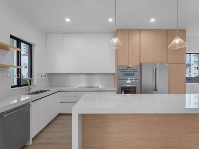 Продажа дома по адресу 2735 SW 23rd Ter - фото 9343635