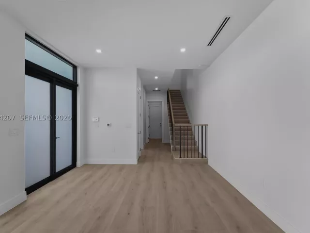 Продажа дома по адресу 2735 SW 23rd Ter - фото 9343637