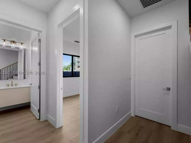 Продажа дома по адресу 2735 SW 23rd Ter - фото 9343638