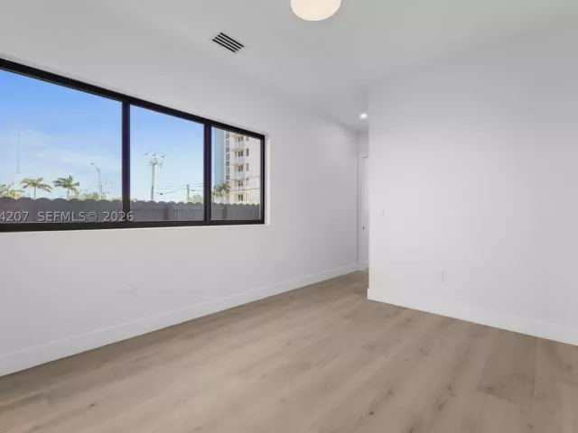 Продажа дома по адресу 2735 SW 23rd Ter - фото 9343640