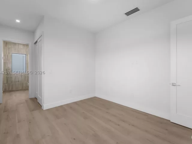 Продажа дома по адресу 2735 SW 23rd Ter - фото 9343641