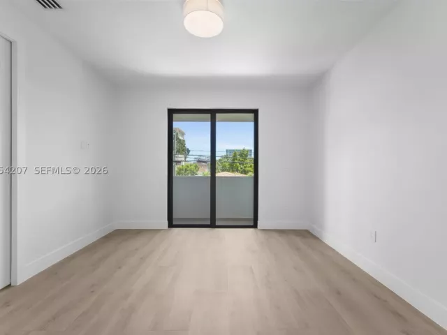 Продажа дома по адресу 2735 SW 23rd Ter - фото 9343646