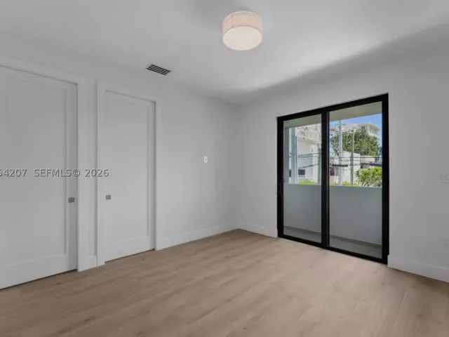 Продажа дома по адресу 2735 SW 23rd Ter - фото 9343647