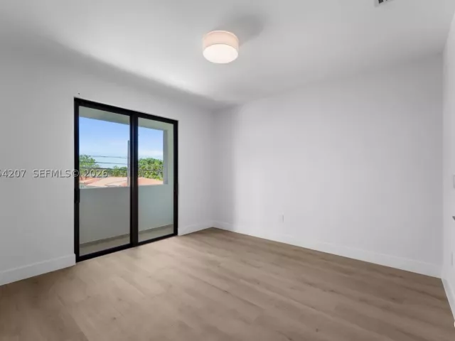 Продажа дома по адресу 2735 SW 23rd Ter - фото 9343648