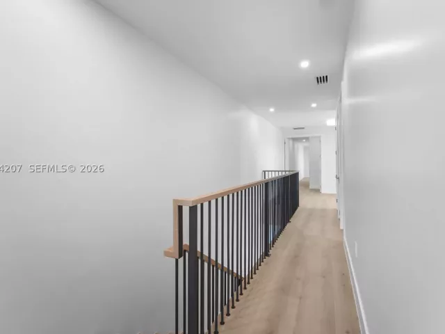 Продажа дома по адресу 2735 SW 23rd Ter - фото 9343651