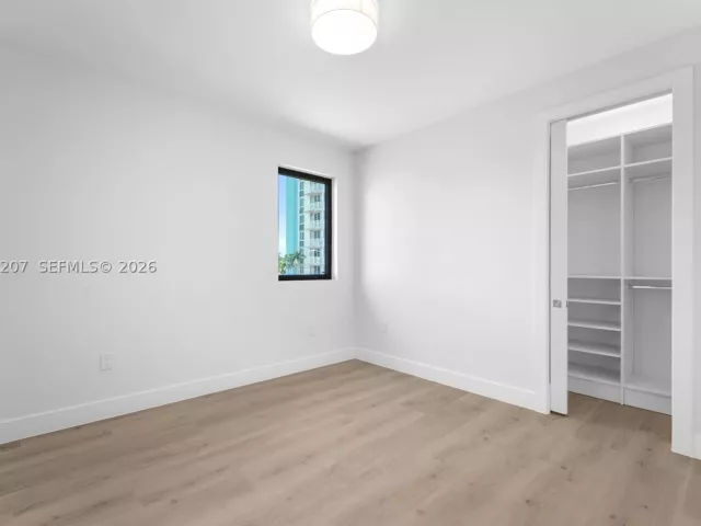 Продажа дома по адресу 2735 SW 23rd Ter - фото 9343652