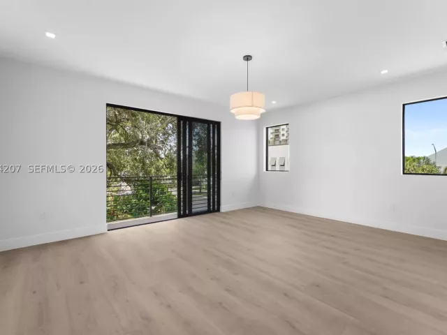 Продажа дома по адресу 2735 SW 23rd Ter - фото 9343626