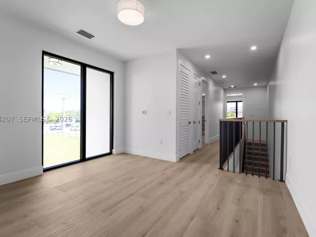 Продажа дома по адресу 2735 SW 23rd Ter - фото 9343655