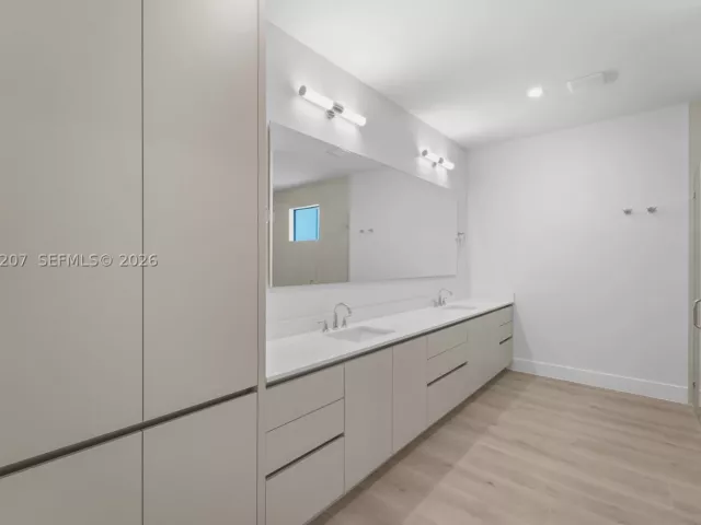 Продажа дома по адресу 2735 SW 23rd Ter - фото 9343657