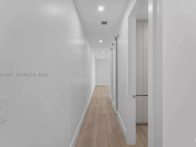 Продажа дома по адресу 2735 SW 23rd Ter - фото 9343659