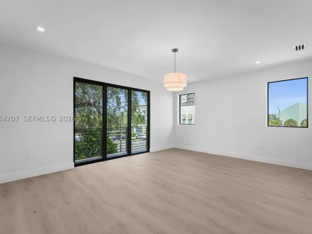 Продажа дома по адресу 2735 SW 23rd Ter - фото 9343661