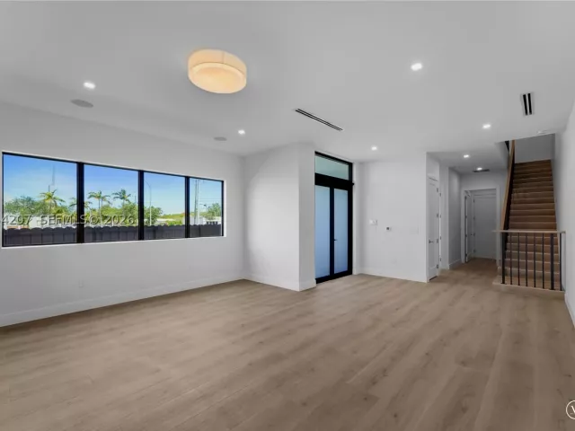 Продажа дома по адресу 2735 SW 23rd Ter - фото 9343662