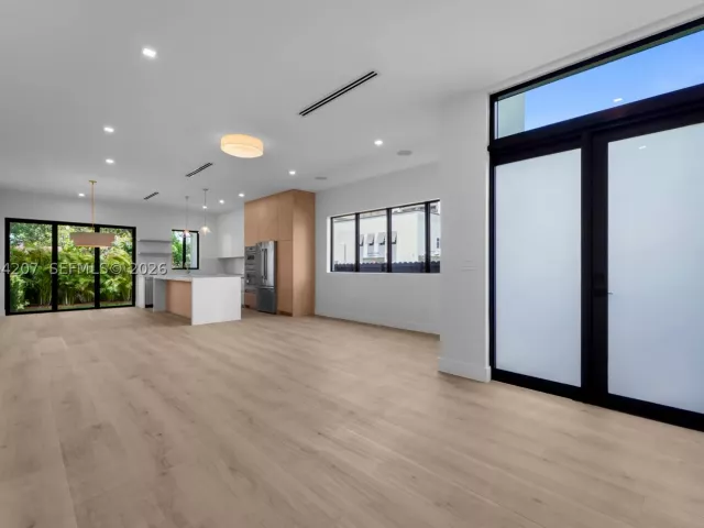 Продажа дома по адресу 2735 SW 23rd Ter - фото 9343627