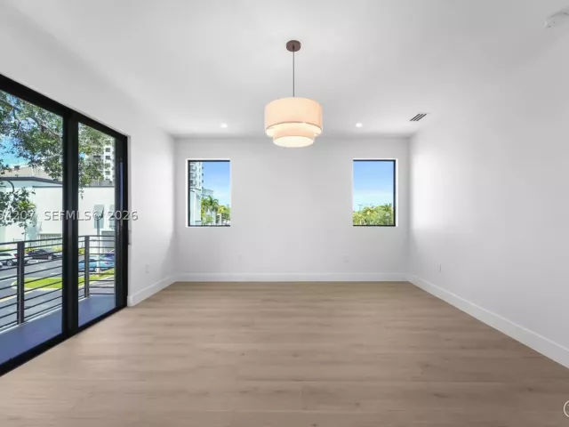 Продажа дома по адресу 2735 SW 23rd Ter - фото 9343664