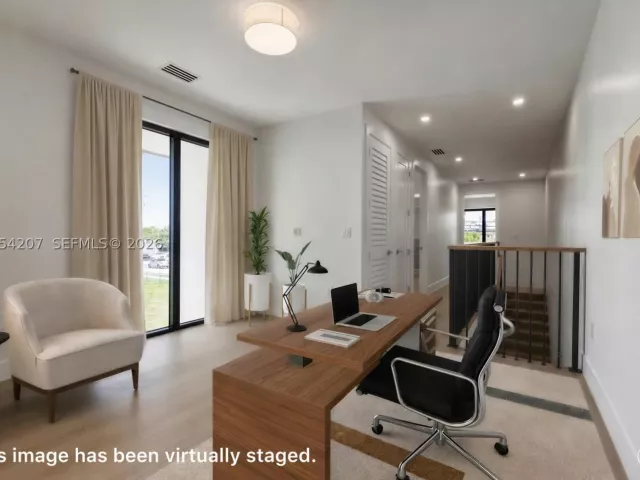 Продажа дома по адресу 2735 SW 23rd Ter - фото 9343669