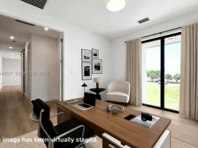Продажа дома по адресу 2735 SW 23rd Ter - фото 9343670