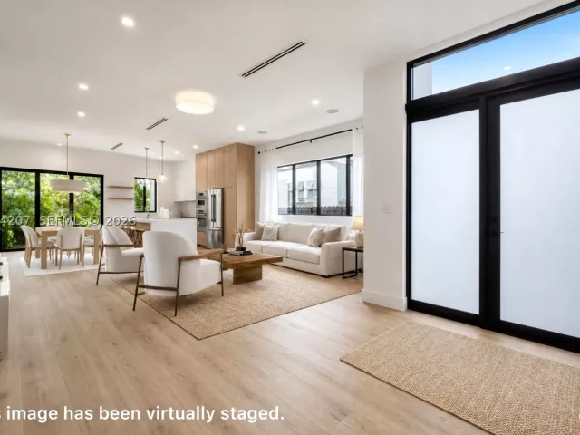 Продажа дома по адресу 2735 SW 23rd Ter - фото 9343673