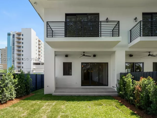 Продажа дома по адресу 2735 SW 23rd Ter - фото 9343676
