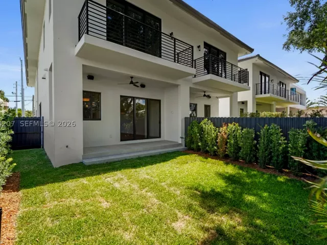 Продажа дома по адресу 2735 SW 23rd Ter - фото 9343677