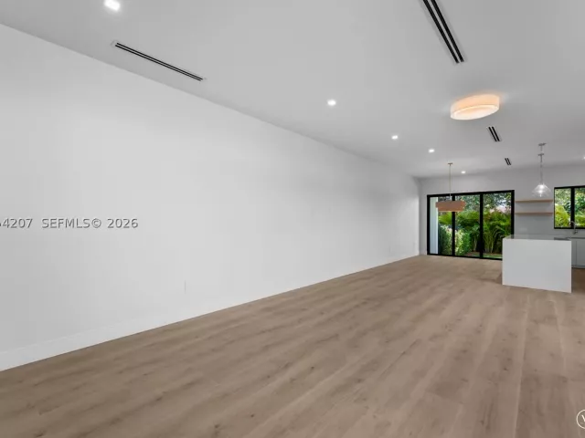 Продажа дома по адресу 2735 SW 23rd Ter - фото 9343629