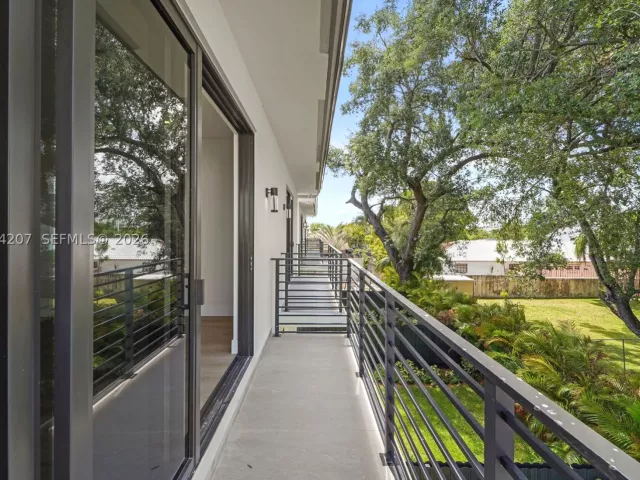 Продажа дома по адресу 2735 SW 23rd Ter - фото 9343683