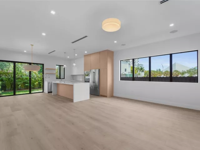 Продажа дома по адресу 2735 SW 23rd Ter - фото 9343630