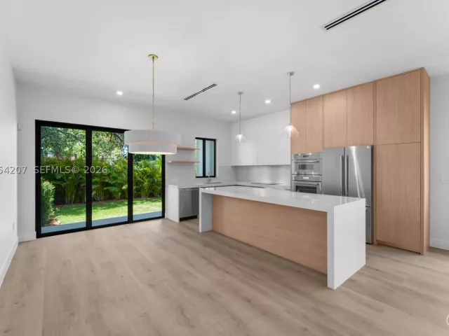 Продажа дома по адресу 2735 SW 23rd Ter - фото 9343632