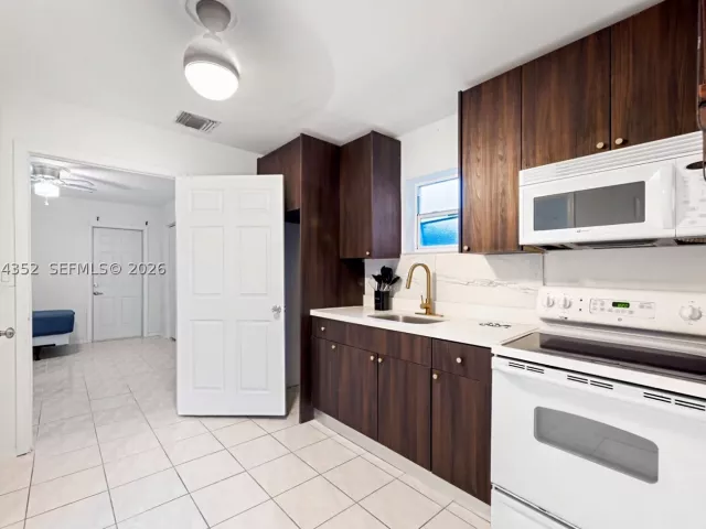 Продажа дома по адресу 23 SW 8th St - фото 8892538