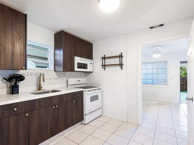 Продажа дома по адресу 23 SW 8th St - фото 8892539