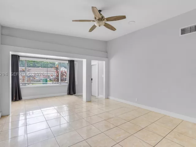Продажа дома по адресу 18100 NW 7th Pl - фото 8936634