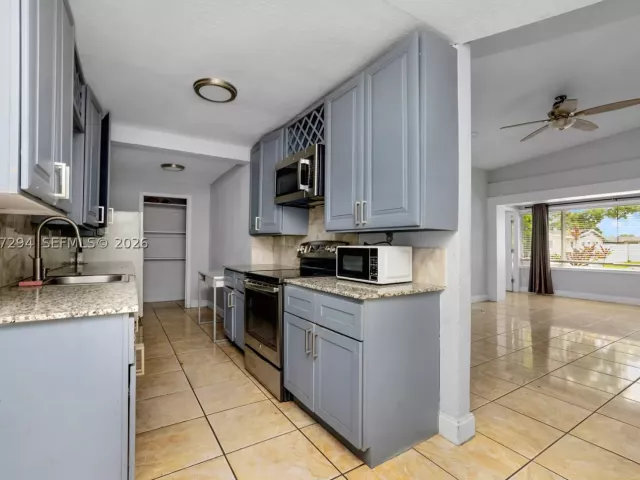 Продажа дома по адресу 18100 NW 7th Pl - фото 8936629