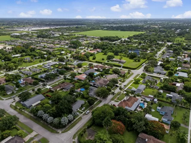 Продажа дома по адресу 225 NW 21st St - фото 8922724