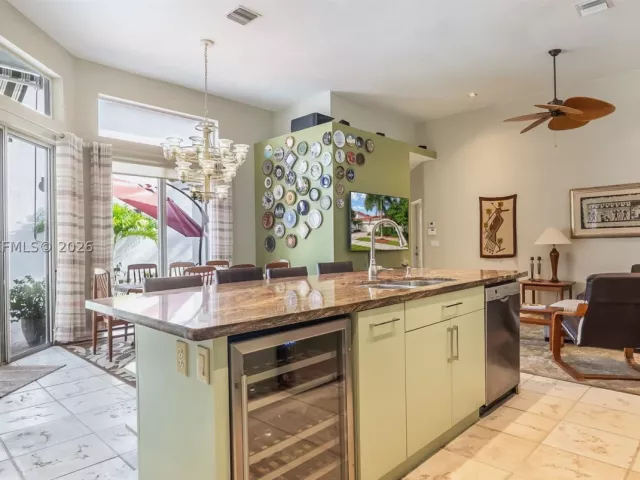 Продажа дома по адресу 1221 E Bel Aire Dr E - фото 8902768