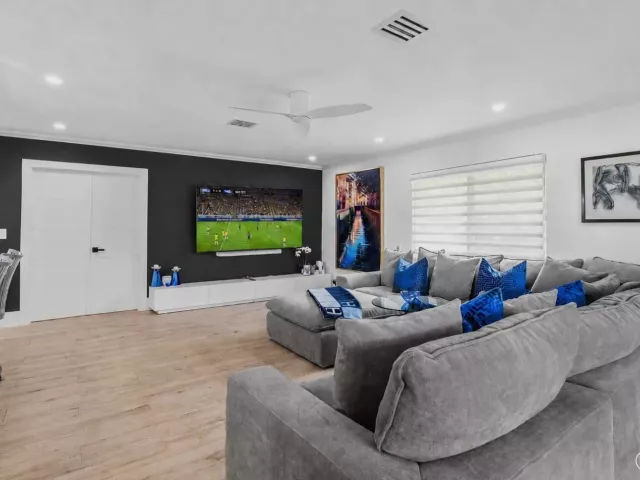 Продажа дома по адресу 3203 NE 6th - фото 9310904