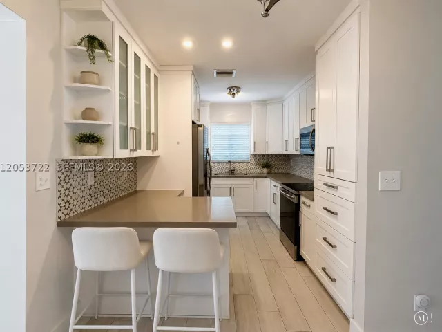 Продажа дома по адресу 6320 SW 24th St - фото 8897251