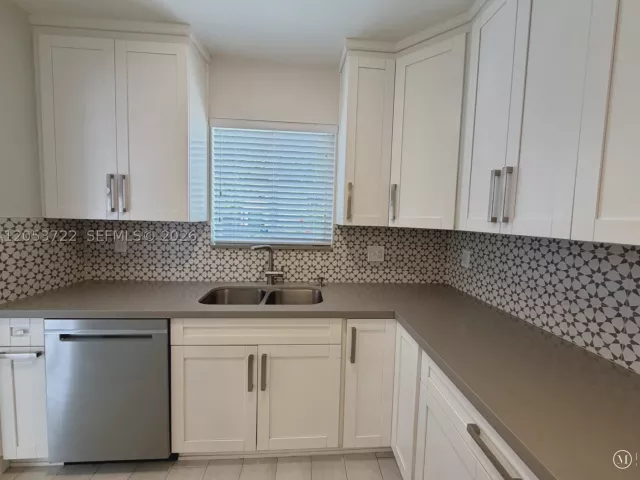 Продажа дома по адресу 6320 SW 24th St - фото 8897256