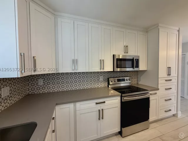 Продажа дома по адресу 6320 SW 24th St - фото 8897257