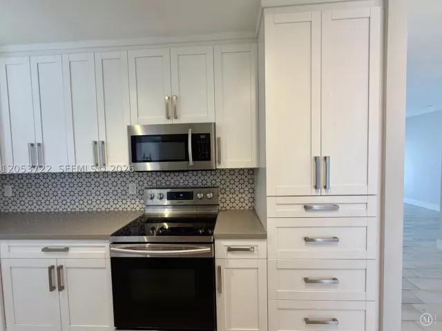Продажа дома по адресу 6320 SW 24th St - фото 8897258