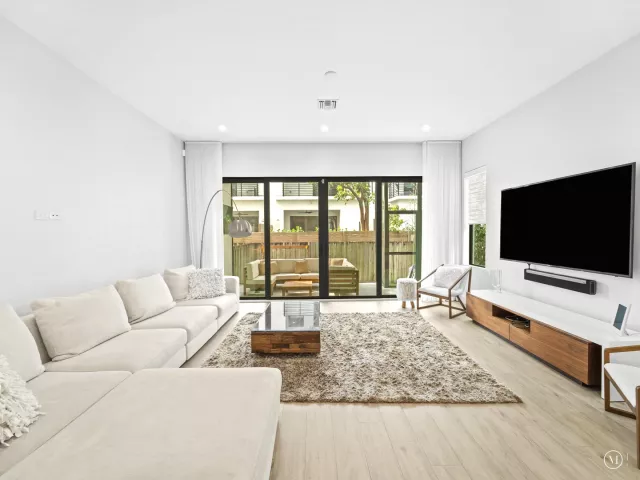 Продажа дома по адресу 315 NE 15th Avenue - фото 8922801
