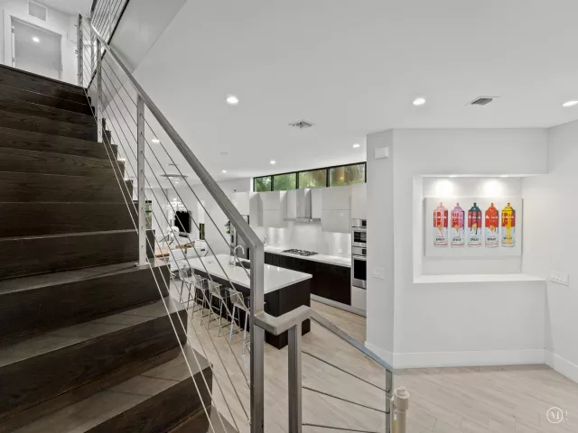 Продажа дома по адресу 315 NE 15th Avenue - фото 8922804