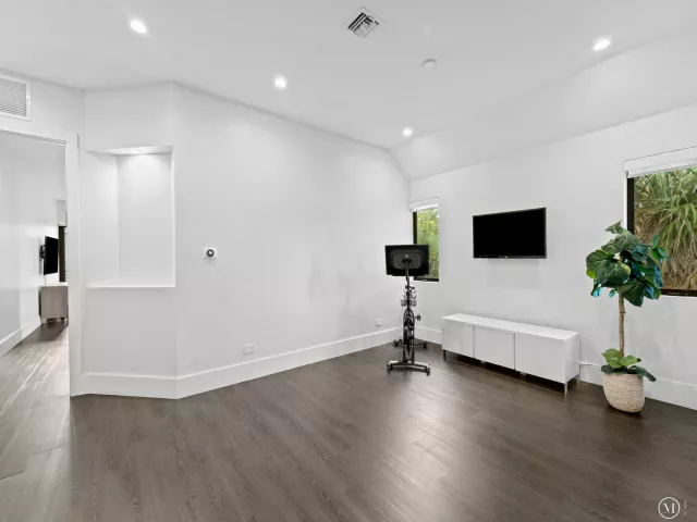 Продажа дома по адресу 315 NE 15th Avenue - фото 8922806