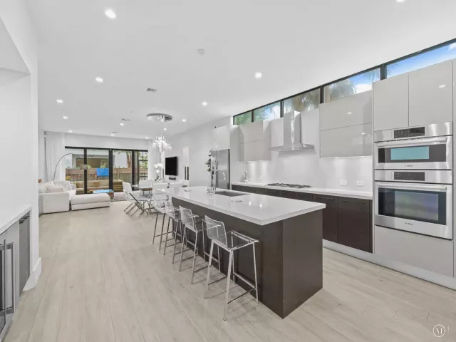 Продажа дома по адресу 315 NE 15th Avenue - фото 8922790