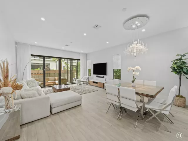 Продажа дома по адресу 315 NE 15th Avenue - фото 8922792
