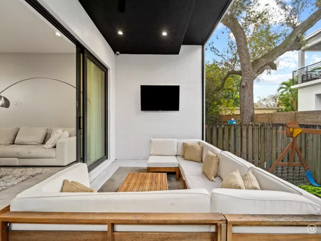 Продажа дома по адресу 315 NE 15th Avenue - фото 8922793
