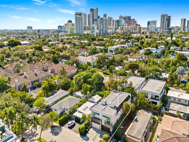 Продажа дома по адресу 315 NE 15th Avenue - фото 8922795