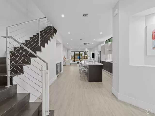 Продажа дома по адресу 315 NE 15th Avenue - фото 8922797